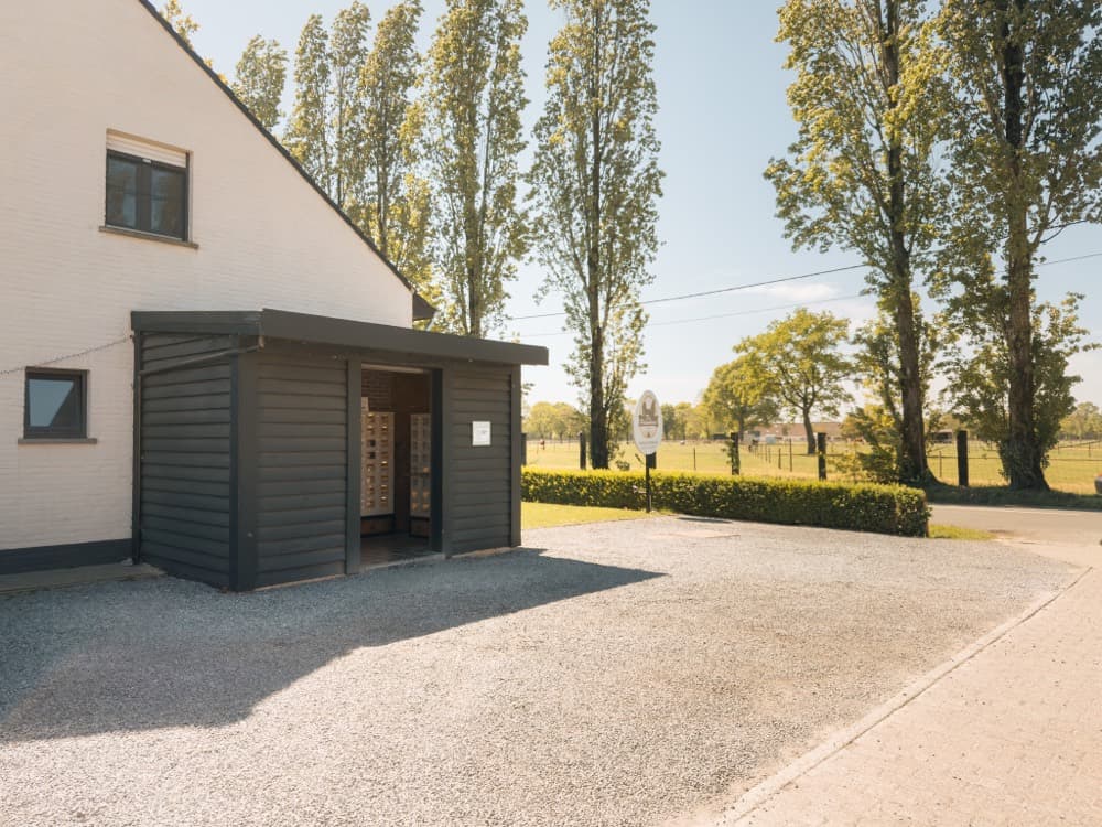 Eierautomaat van De Pluimhoeve aan de hoeve in Geel